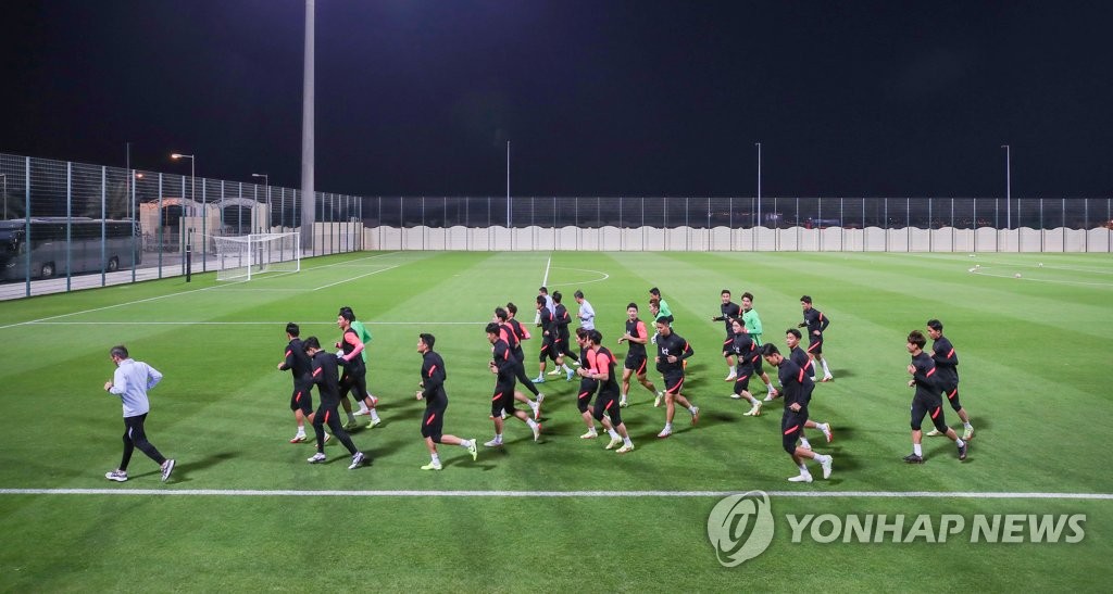 Members of the South Korean men's national football team train at Al-Sailiya Sports Club in Doha on Nov. 14, 2021, in preparation for a World Cup qualifying match against Iraq. (Yonhap)