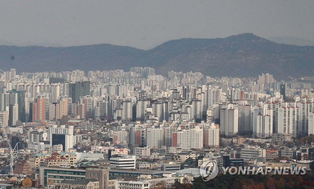 This photo, taken Nov. 15, 2021, shows apartment buildings in Seoul. (Yonhap)