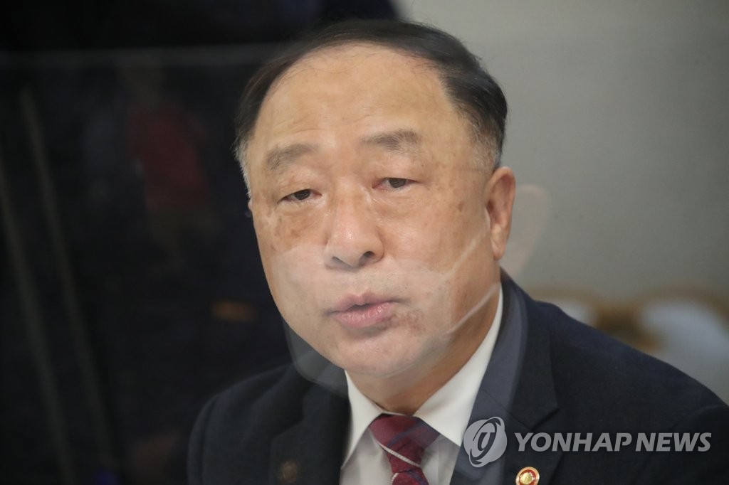 부동산시장 점검 관계장관회의에서 발언하는 홍남기 부총리