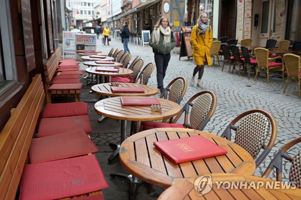 독일 헤센주 마르부르크 음식점의 텅 빈 야외 테이블