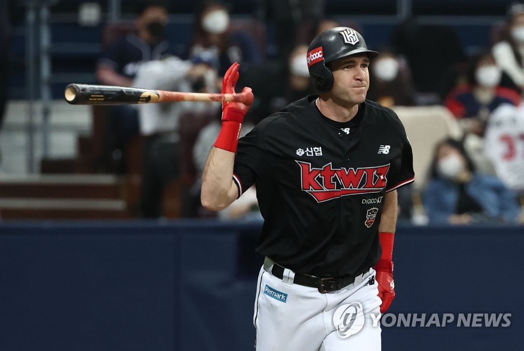 In this file photo from Nov. 18, 2021, Jared Hoying of the KT Wiz tosses his bat after hitting a two-run home run against the Doosan Bears in the top of the eighth inning during Game 4 of the Korean Series at Gocheok Sky Dome in Seoul. (Yonhap)