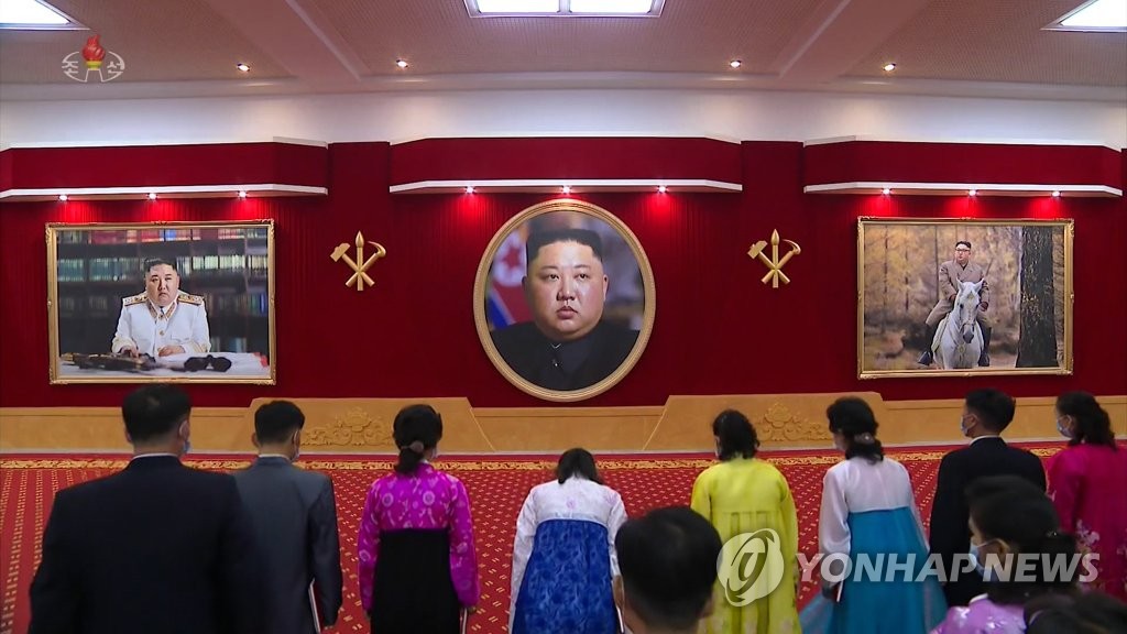 김정은 초상화 보며 인사하는 3대혁명 선구자 대회 참가자