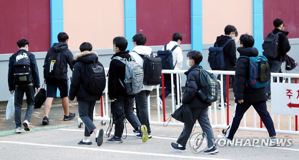 Students arrive at their junior high school in Incheon, 40 kilometers west of Seoul, on Nov. 22, 2021, as in-person school classes at all kindergartens, elementary, middle and high schools across the country resumed the same day for the first time since the coronavirus pandemic broke out nearly two years ago. (Yonhap)