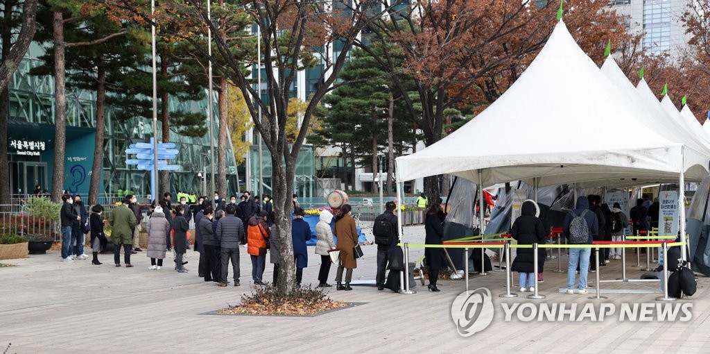 A long line of people forms yet again at an outdoor COVID-19 testing station in Seoul on Nov. 22, 2021. (Yonhap)