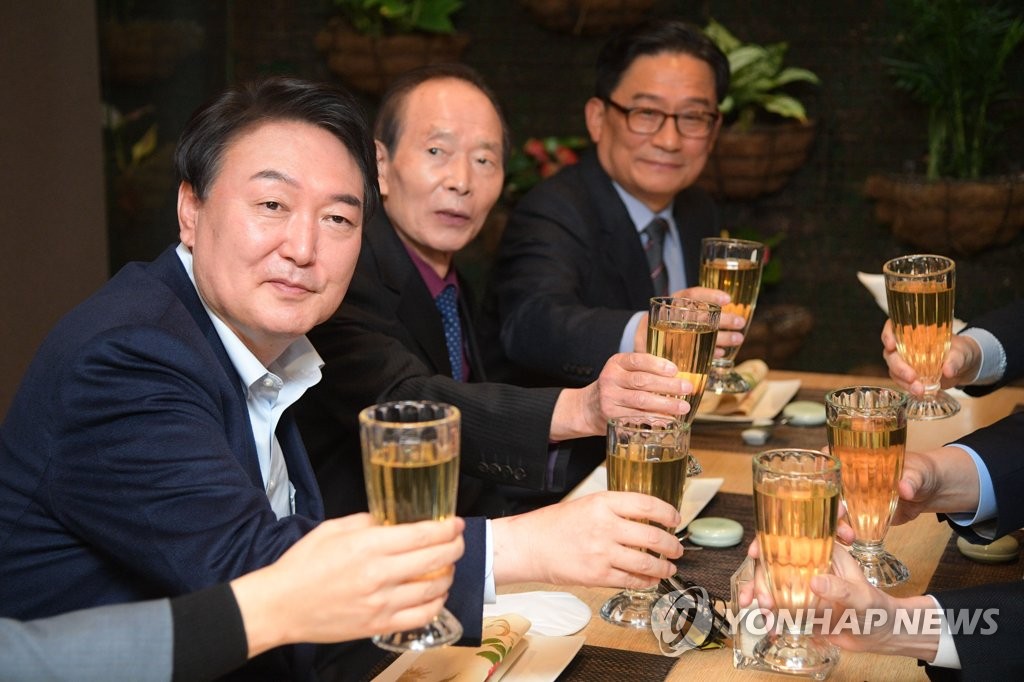 경선 후보자들과 '물잔 건배'하는 윤석열 후보