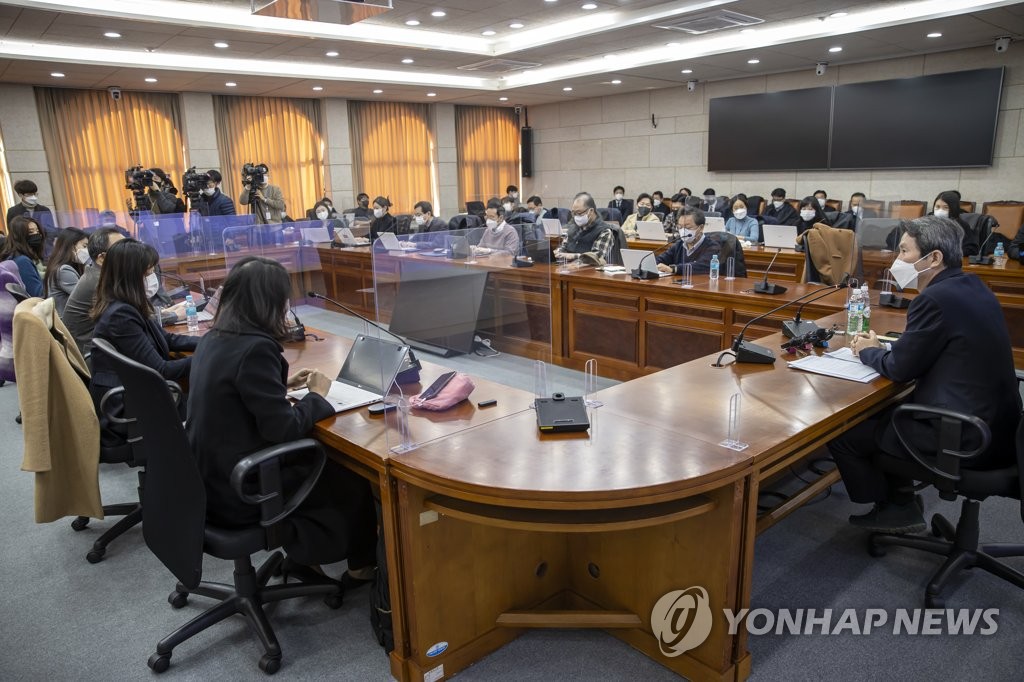 Le ministre de l'Unification Lee In-young prend la parole lors d'une rencontre avec des journalistes le mercredi 24 novembre 2021, au siège du dialogue intercoréen à Séoul. 