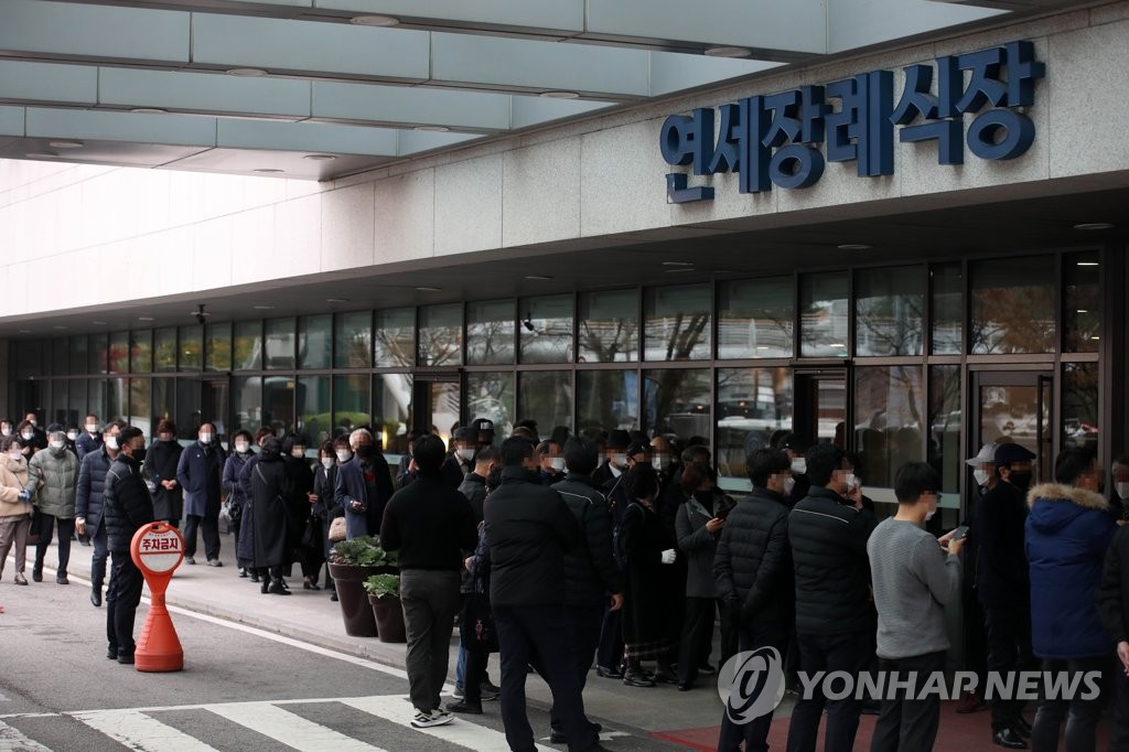 People form a long line to pay tribute to late former President Chun Doo-hwan at his funeral altar at Severance Hospital in Seoul on Nov. 24, 2021. The general-turned-strongman died of chronic ailments at his house in Seoul the previous day at 90. (Pool photo) (Yonhap)