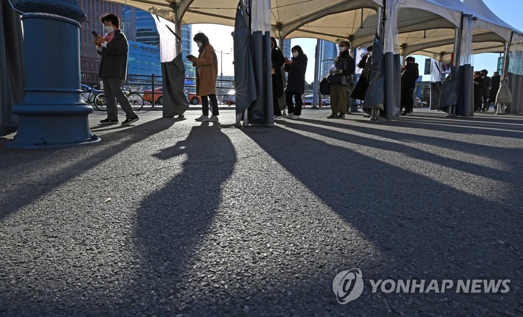 People stand in line to take coronavirus tests at a screening clinic in front of Seoul Station on Nov. 26, 2021. South Korea's new coronavirus cases stayed below 4,000 for the second straight day, but critical cases rose to a record high amid worries the virus could quickly spread under eased social distancing rules. (Yonhap)