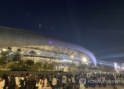 5만명 운집 BTS LA 공연, 깨끗하고 안전…아미 시민의식도 1등