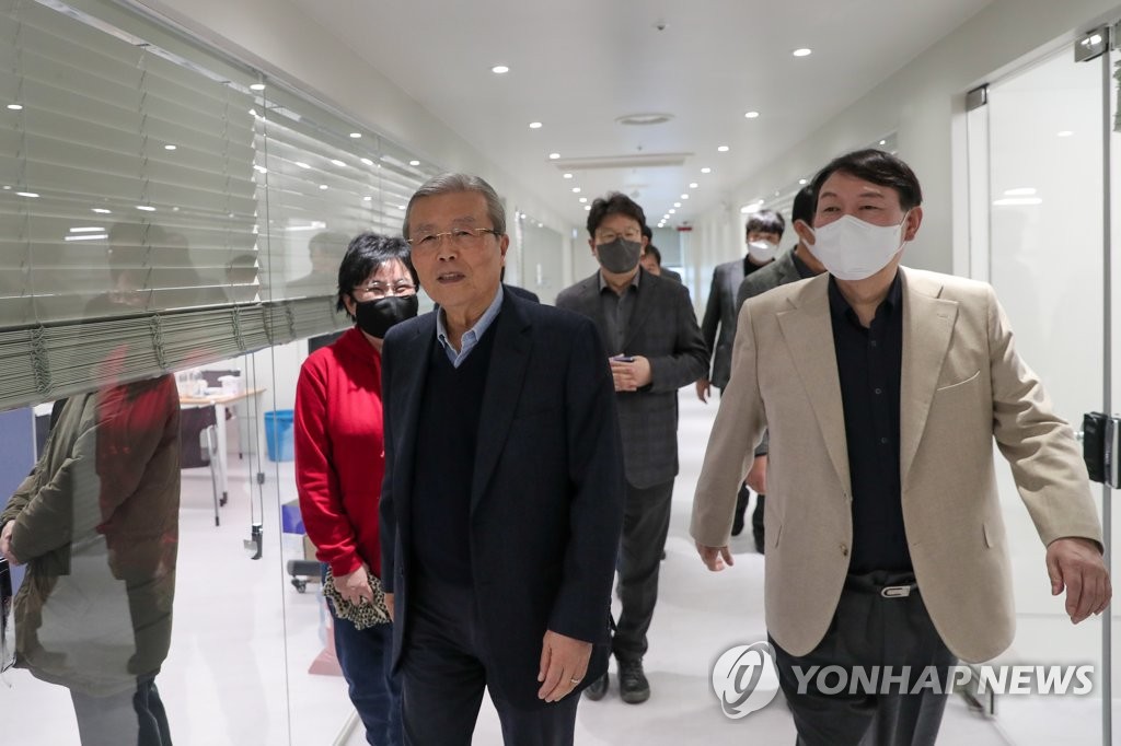 This photo provided by the People Power Party (PPP) shows Kim Chong-in (L), a veteran politician who accepted to lead the PPP's presidential election campaign committee, and Yoon Seok-youl, the presidential candidate of the PPP, heading to a meeting room at the party's headquarters in Seoul on Dec. 5, 2021. (PHOTO NOT FOR SALE) (Yonhap)