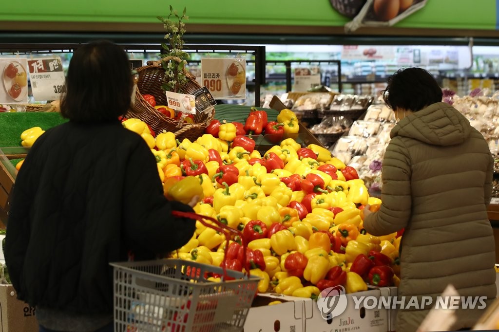 This photo, taken Dec. 6, 2021, shows citizens going grocery shopping at a discount store in Seoul amid rising inflationary pressure. (Yonhap)