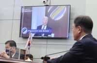 조 바이든 미국 대통령 개회사 듣는 문재인 대통령