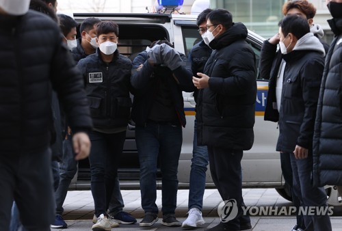 영장심사 출석한 '신변보호' 전 연인 가족 살해범