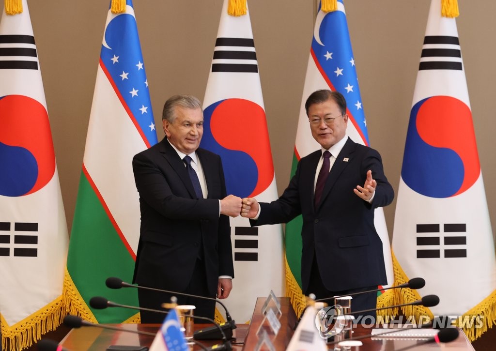 الرئيس مون ونظيره الأوزبكي يتفقان على بذل الجهود لإبرام اتفاقية تجارية وسلاسل التوريد