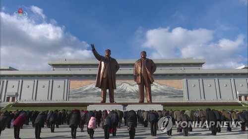 الزعيم الكوري الشمالي كيم جونغ-أون يحضر حفل إحياء الذكرى السنوية العاشرة لوفاة والده