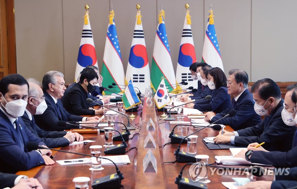 South Korean President Moon Jae-in (3rd from R) holds summit talks with Uzbek President Shavkat Mirziyoyev (3rd from L) at the presidential office Cheong Wa Dae in Seoul on Dec. 17, 2021. (Yonhap)