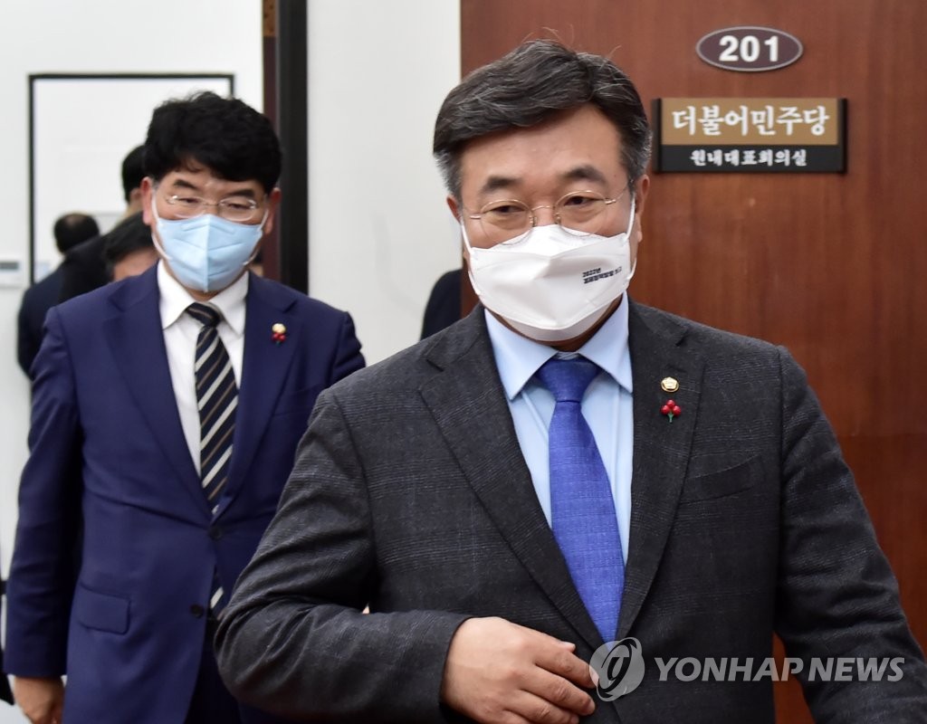 원내대책회의 참석하는 윤호중 원내대표와 박완주 정책위의장
