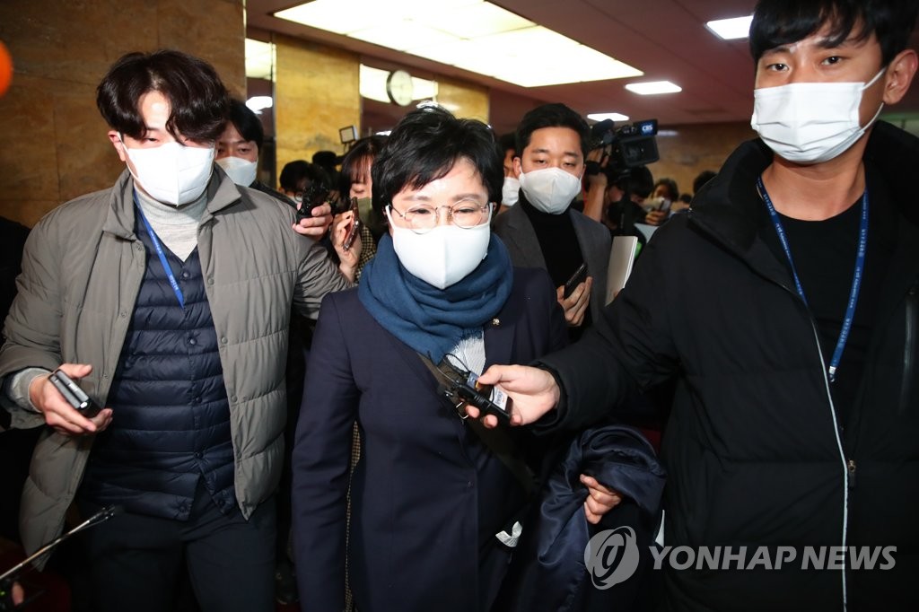 취재진 질문받는 조수진