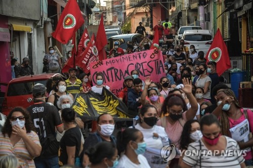 경제난 속 항의 시위하는 브라질 빈민가 주민들[AFP=연합뉴스 자료사진]