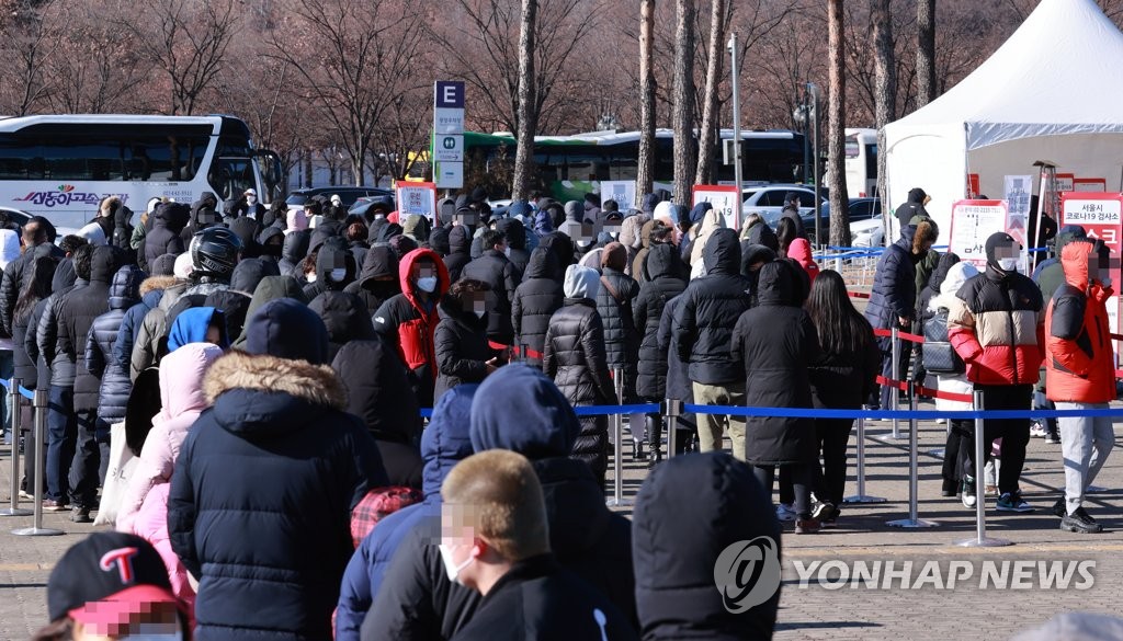 길게 늘어선 검사 대기 줄