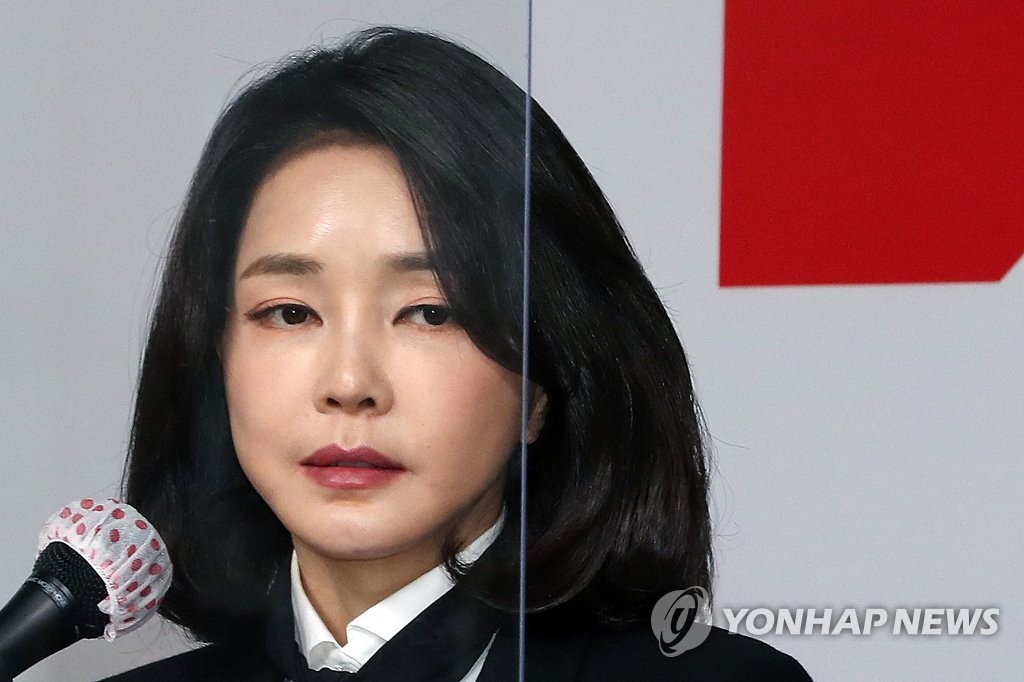 Kim Keon-hee, the wife of People Power Party presidential candidate Yoon Suk-yeol, holds a press conference regarding allegations she falsified her credentials on job applications at the party's headquarters in Seoul on Dec. 26, 2021. (Pool photo) (Yonhap)