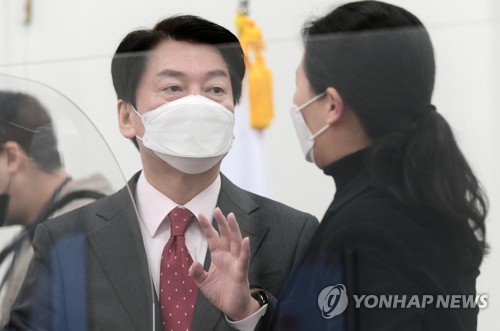 권은희 국민소통위원장과 대화하는 안철수 대선 후보