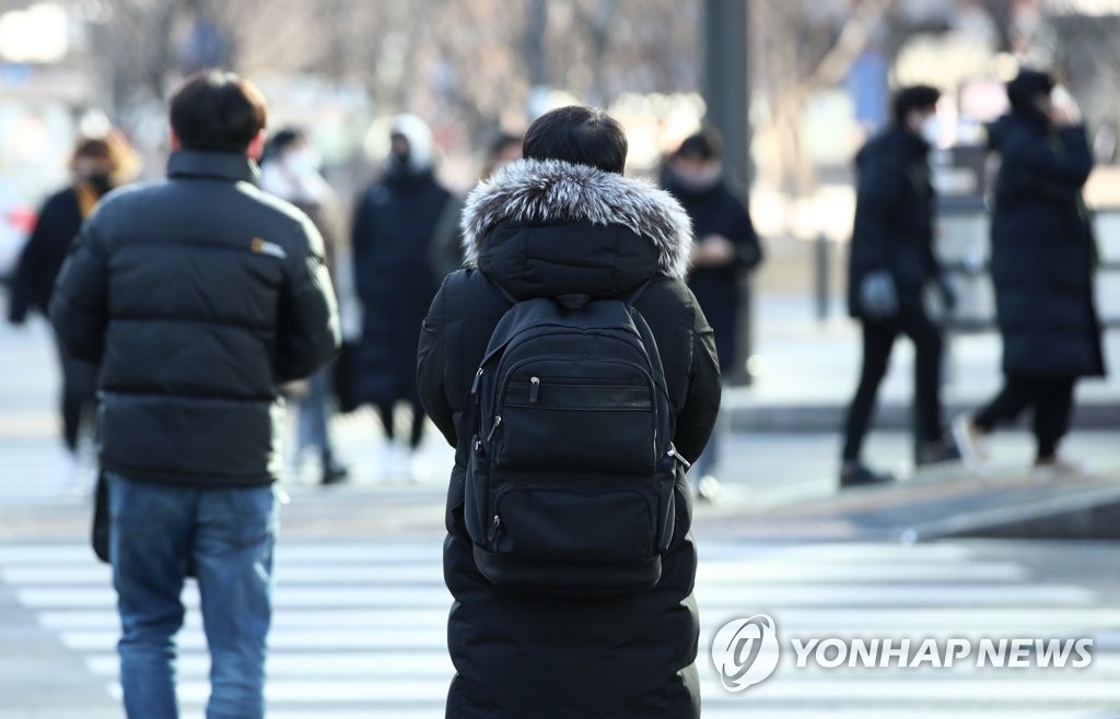 30일 오전 서울 종로구 세종로사거리에서 두꺼운 옷을 입은 시민들이 횡단보도를 건너고 있다. [연합뉴스 자료사진]