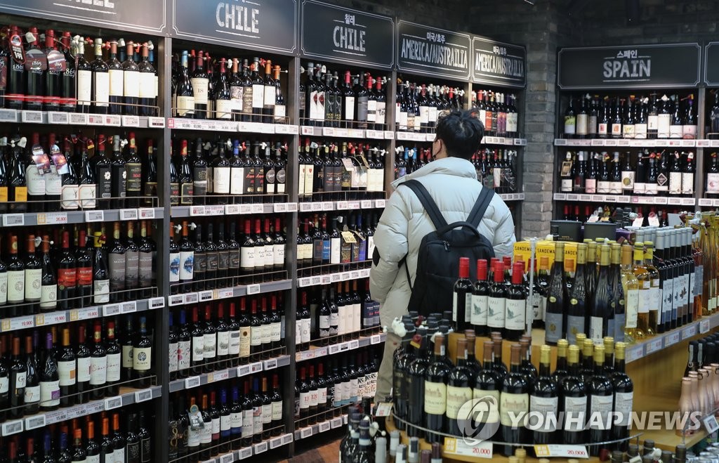 (Yonhap Feature) As pandemic wipes out gatherings, alcohol industry sets eyes on at-home drinkers
