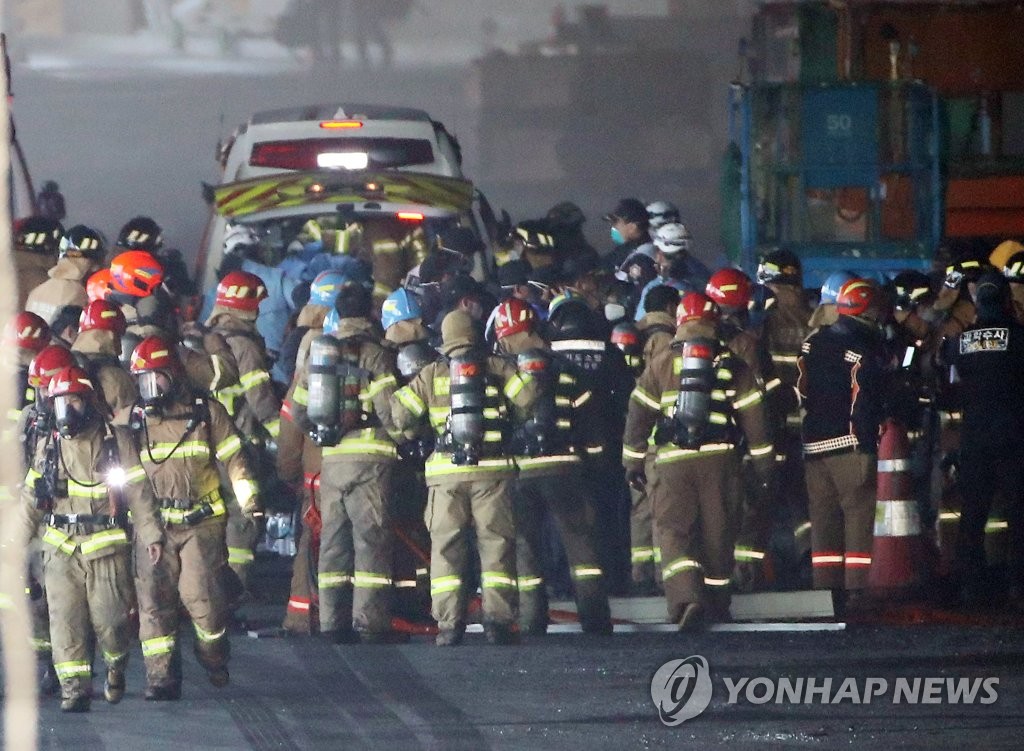 الرئيس مون يعرب عن تعازيه في مقتل 3 من رجال الإطفاء