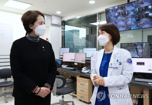 유은혜, 국립대병원 코로나19 중증환자 병상확보 상황 점검