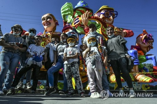 콜롬비아 축제 '흑과 백 카니발' 위해 제작된 거대 조형물