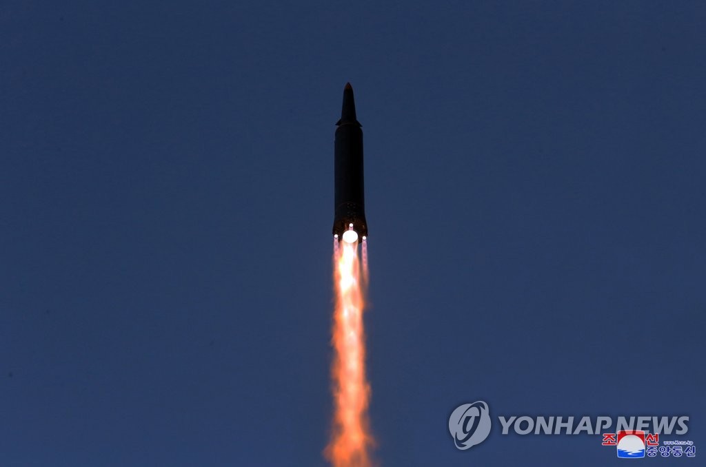 北朝鮮の朝鮮中央テレビは１２日、極超音速ミサイルの発射実験を１１日に行ったと報じた（資料写真）＝（朝鮮中央テレビ＝聯合ニュース）≪転載・転用禁止≫