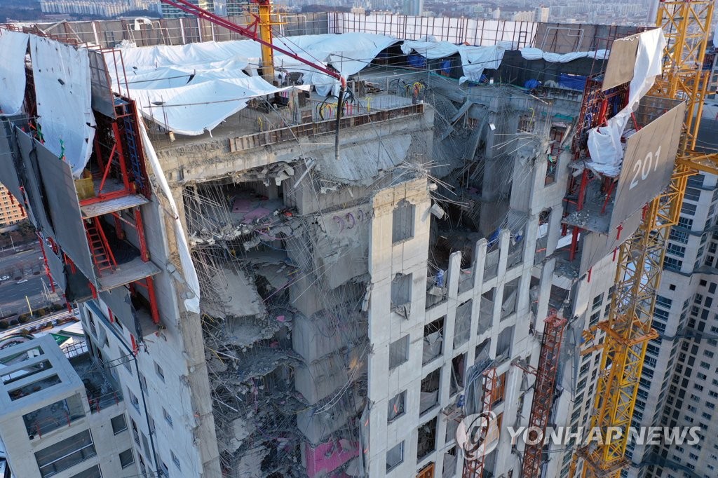 マンション外壁崩壊事故　６人の不明者見つからず＝韓国　
