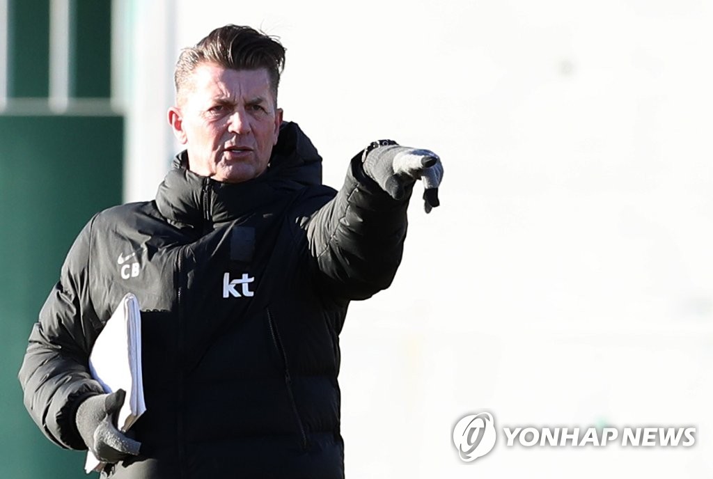 Colin Bell, head coach of the South Korean women's national football team, directs his players during a training session at Namhae Sports Park in Namhae, about 500 kilometers south of Seoul, on Jan. 12, 2022. (Yonhap)