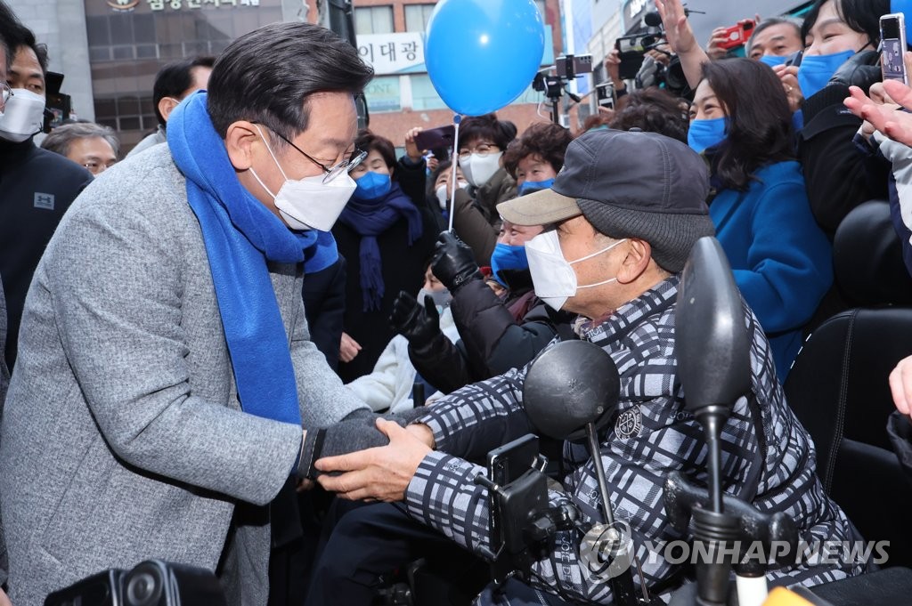Lee Jae-myung, le candidat présidentiel du Parti démocrate (PD), salue la foule à Chuncheon, dans la province du Gangwon, le samedi 15 janvier 2022. (Yonhap)