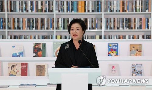 السيدة الأولى الكورية الجنوبية تتبرع بنحو 250 كتابا كوريا إلى مكتبة محمد بن راشد في دبي