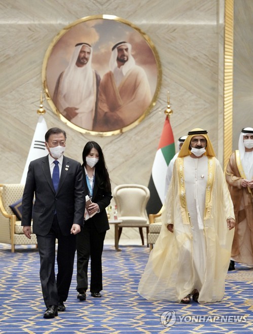 الرئيس مون مع رئيس الوزراء الإماراتي الشيخ محمد بن راشد