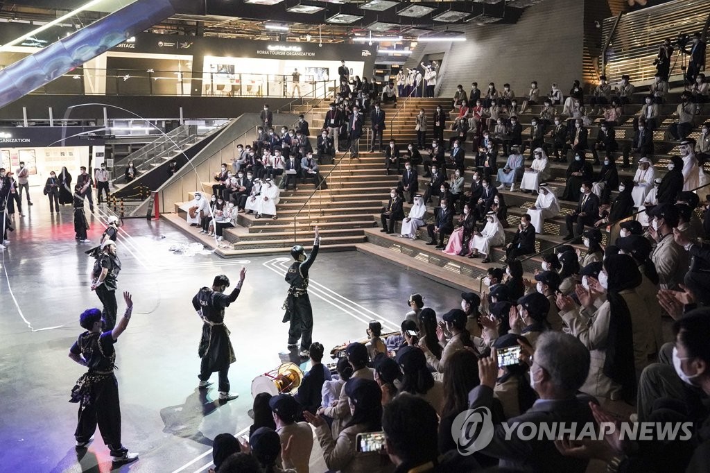 الرئيس مون يشاهد عروضا في جناح كوريا