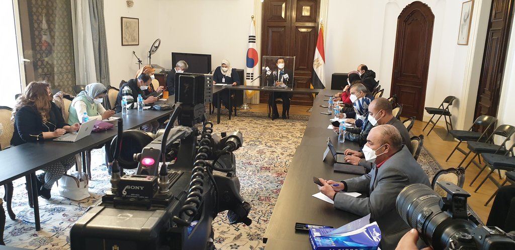 السفير الكوري الجنوبي لدى مصر يعقد مؤتمرا صحفيا بشأن زيارة الرئيس مون إلى مصر