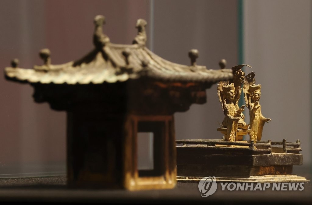 Le sanctuaire portable de la triade de bouddhas en bronze doré, le trésor national, mis en vente aux enchères. (Photo d'archives Yonhap. Revente et archivage interdits)