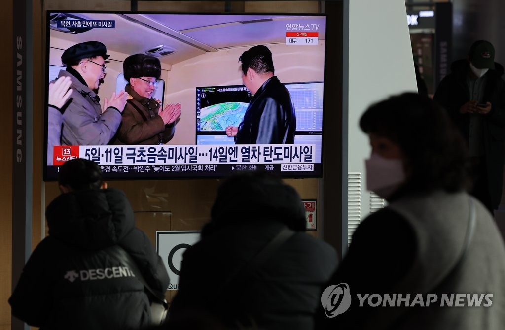 People watch news on North Korea's launch of two short-range ballistic missiles into the East Sea at Seoul Station in Seoul on Jan. 17, 2022. The missiles were fired from the Sunan airport in Pyongyang at 8:50 a.m. and 8:54 a.m., respectively, and flew about 380 kilometers at an altitude of 42 km, according to the Joint Chiefs of Staff. (Yonhap)