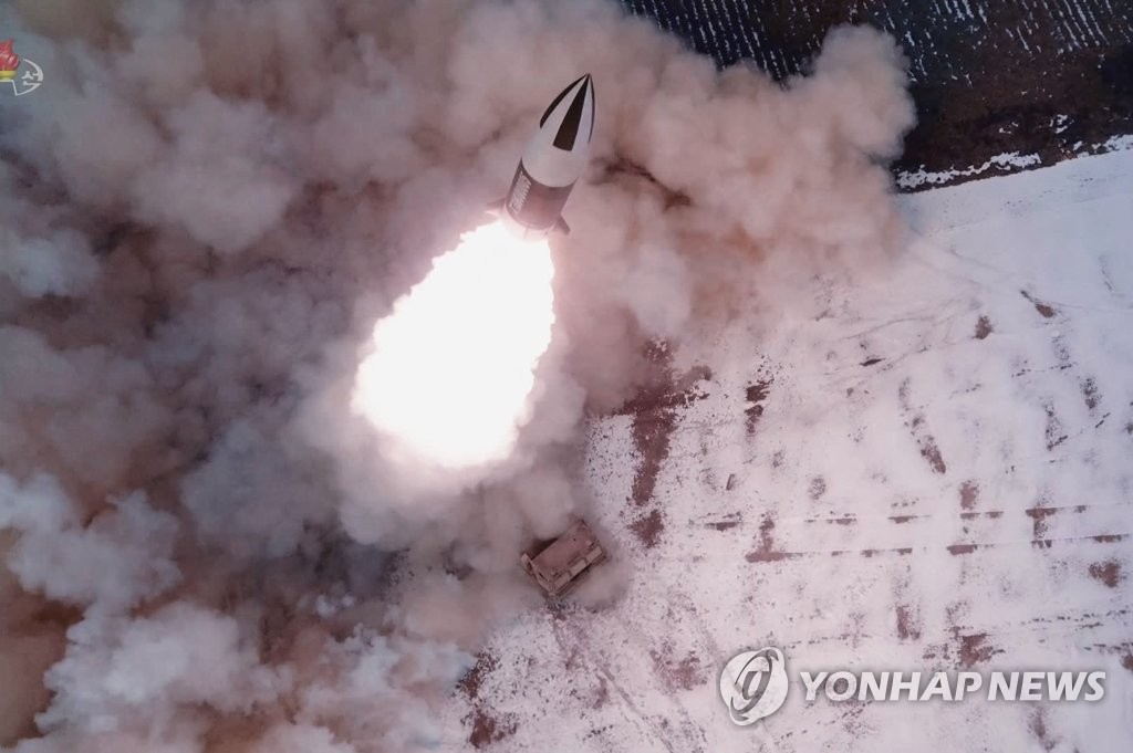 北朝鮮が１７日に行った戦術誘導弾の射撃試験＝（朝鮮中央テレビ＝聯合ニュース）≪転載・転用禁止≫