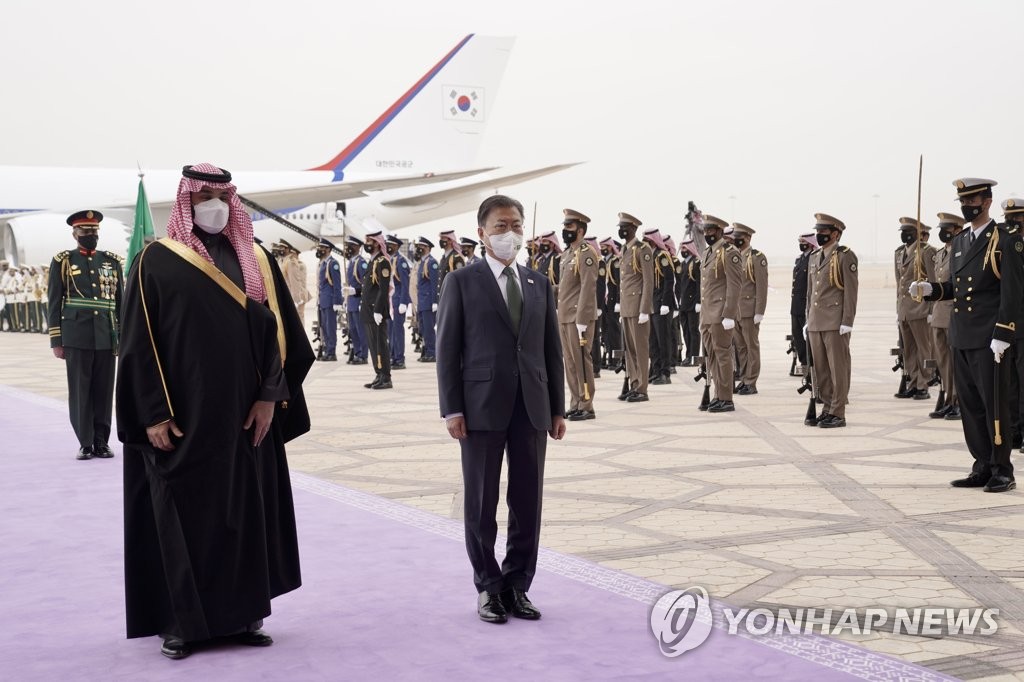 (جديد) وصول الرئيس مون إلى السعودية لعقد محادثات مع ولي العهد السعودي - 1