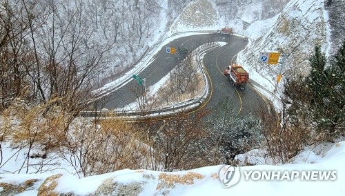밤사이 향로봉 30.3㎝ 눈 펑펑…영동 오전까지 1∼3㎝ 더 내려