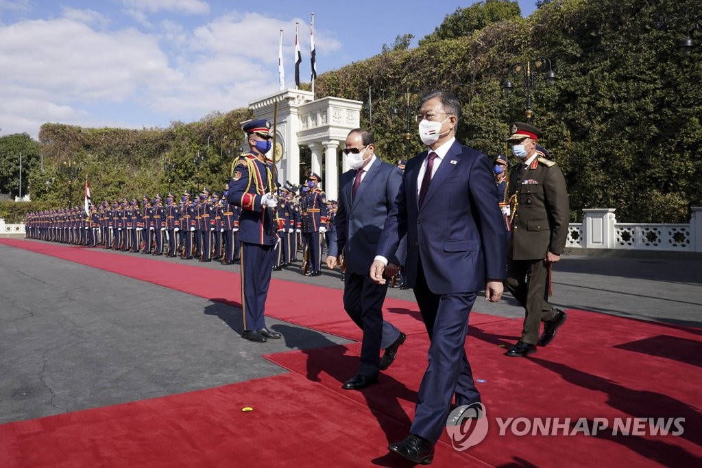 의장대 사열하는 문재인 대통령