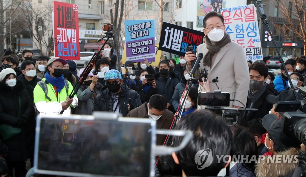 연남동 거리 걷기 행사에서 연설하는 이재명 대선 후보