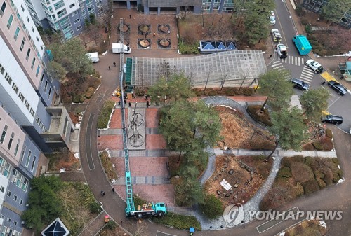 춘천서 22층 이사 중 사다리차 넘어져…택배차·나무 파손