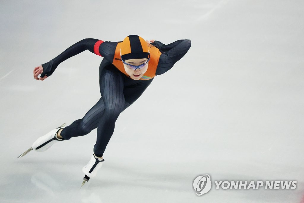 La patinadora de velocidad surcoreana Kim Min-sun compite en la prueba de 5.000 metros en el Campeonato Nacional de Patinaje de Velocidad, en la Pista Internacional de Taeneung, el 27 de enero de 2022, en Seúl.