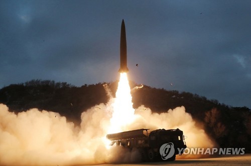 Un missile guidé tactique sol-sol est tiré depuis un véhicule transporteur-érecteur-lanceur (TEL) le jeudi 27 janvier 2022, a rapporté le lendemain l'Agence centrale de presse nord-coréenne (KCNA). (Utilisation en Corée du Sud uniquement et redistribution interdite)