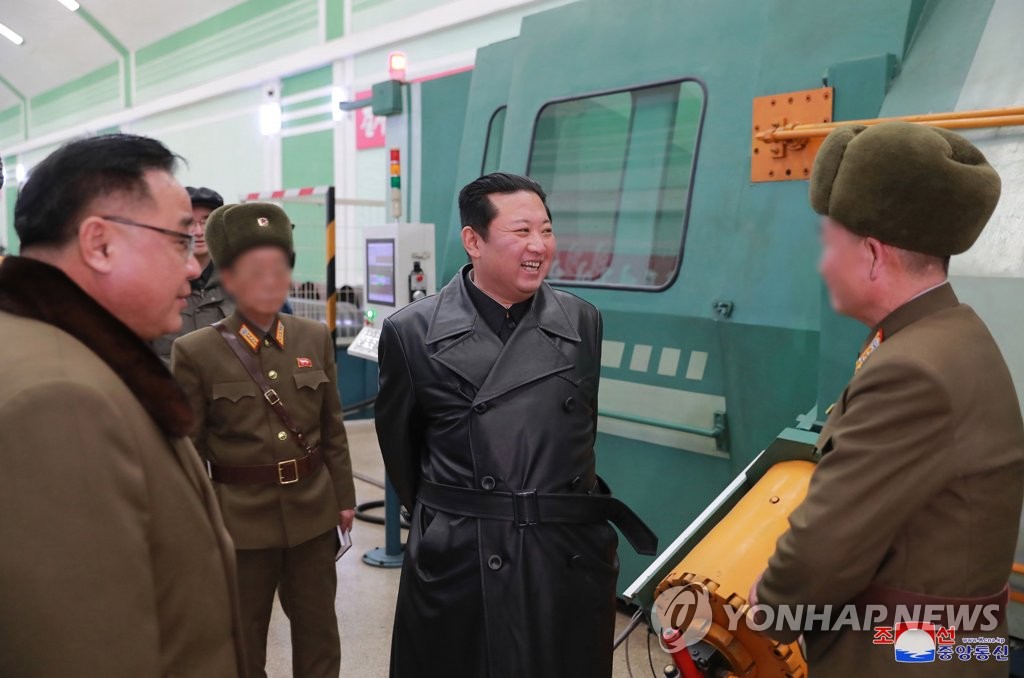 El líder norcoreano inspecciona una fábrica de municiones